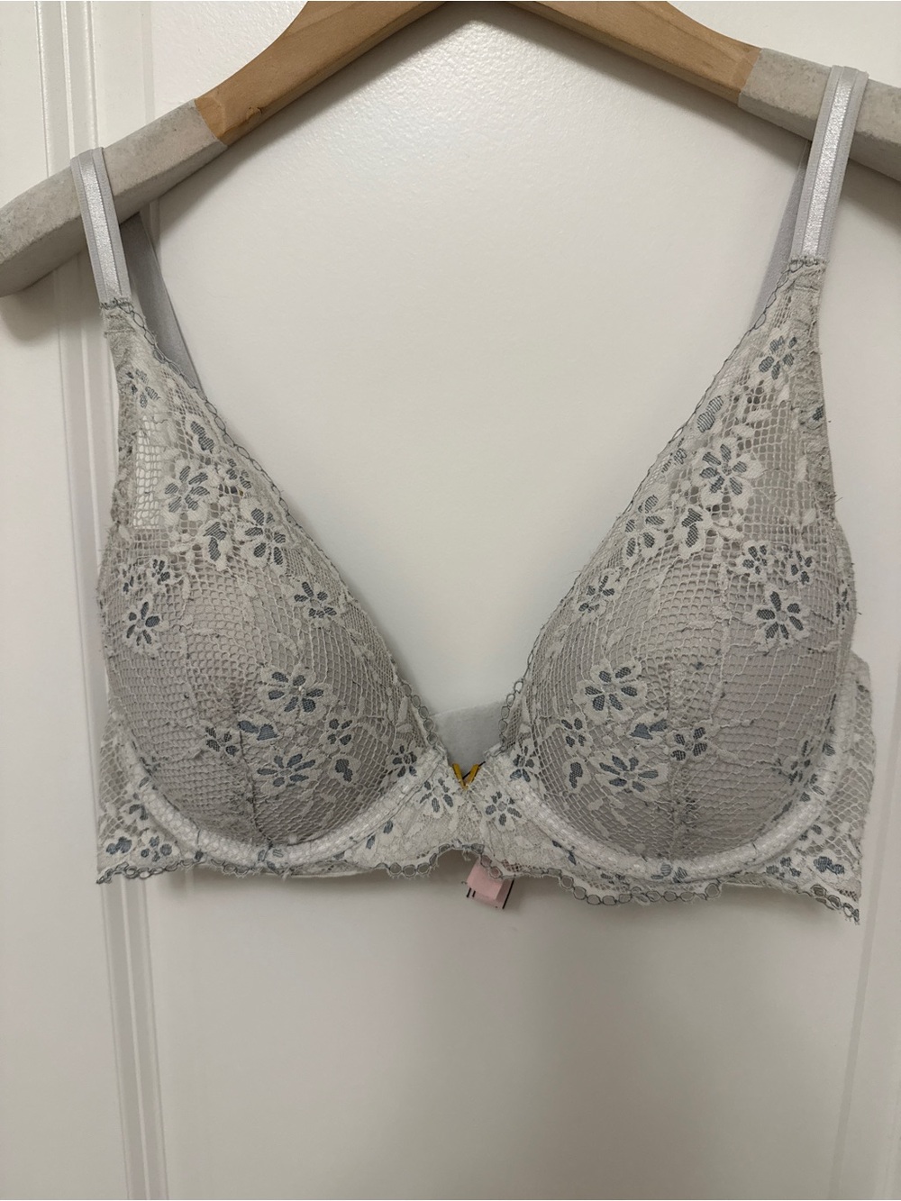 Victoria's Secret Light Gray Floral Lace Plunge Bra
